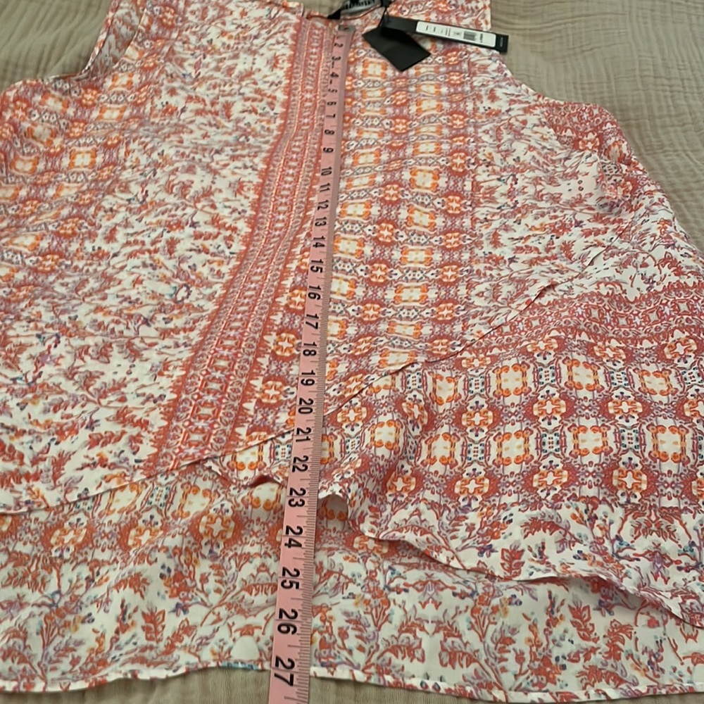 🪷 BCBG floral faux wrap blouse. Large. Silky feel and so flattering! NWT!​